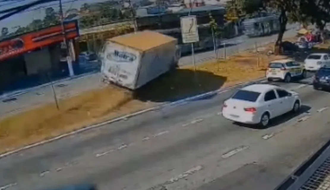 Caminhoneiro evita engavetamento atingindo um ônibus na pista contrária