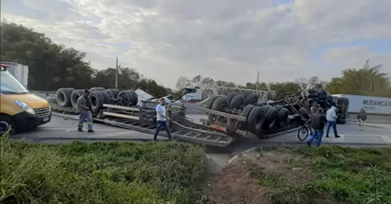 Acidente com Rodotrem interditou rodovia Fernão Dias
