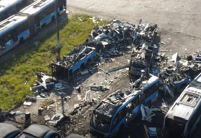 Ônibus do BRT são destruídos no Rio de Janeiro