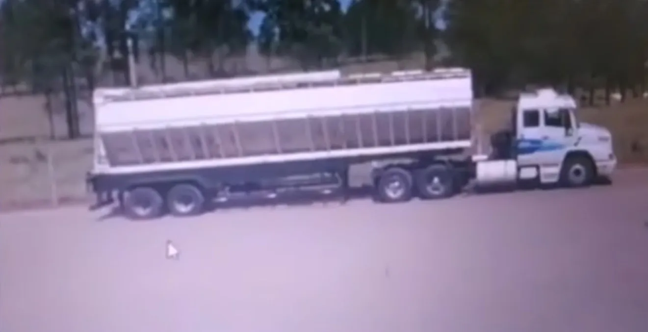 Caminhão tem traseira desengatada e segue viagem apenas com a cabine
