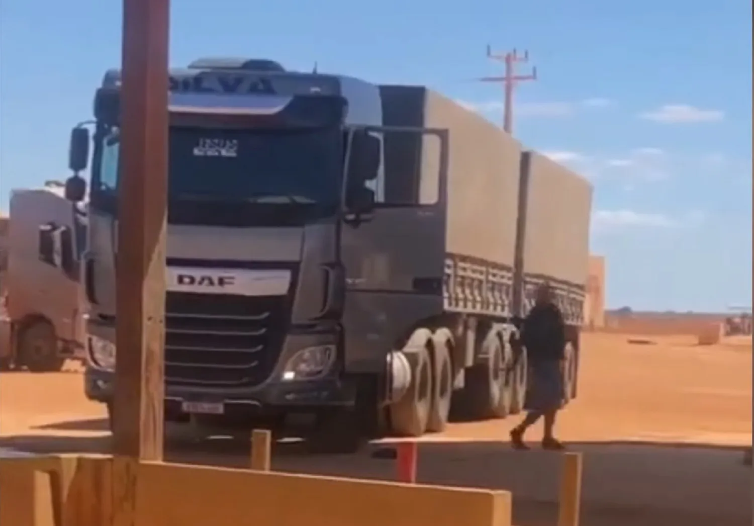 Caminhoneiro enlouquece após uso de rebite: “Quem é esse doido?”
