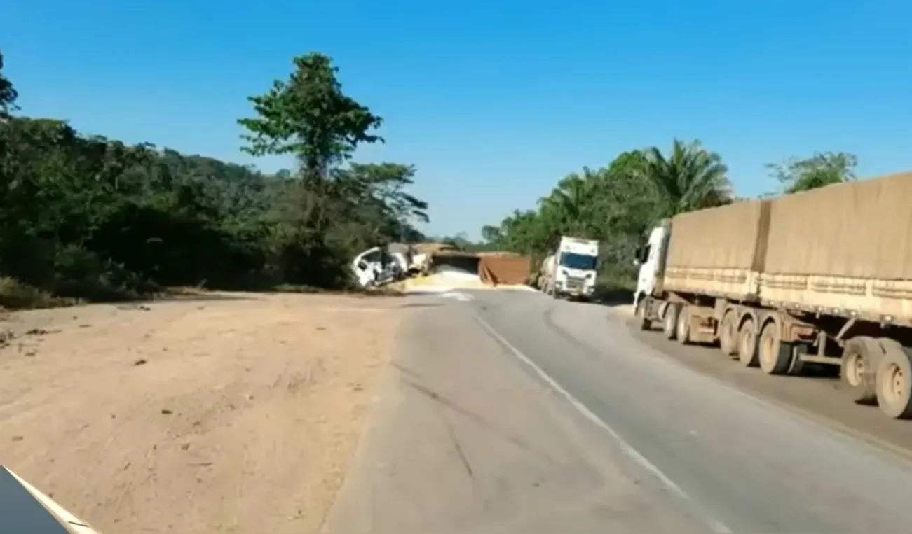 Acidente com colisão traseira em carreta termina em morte de caminhoneira