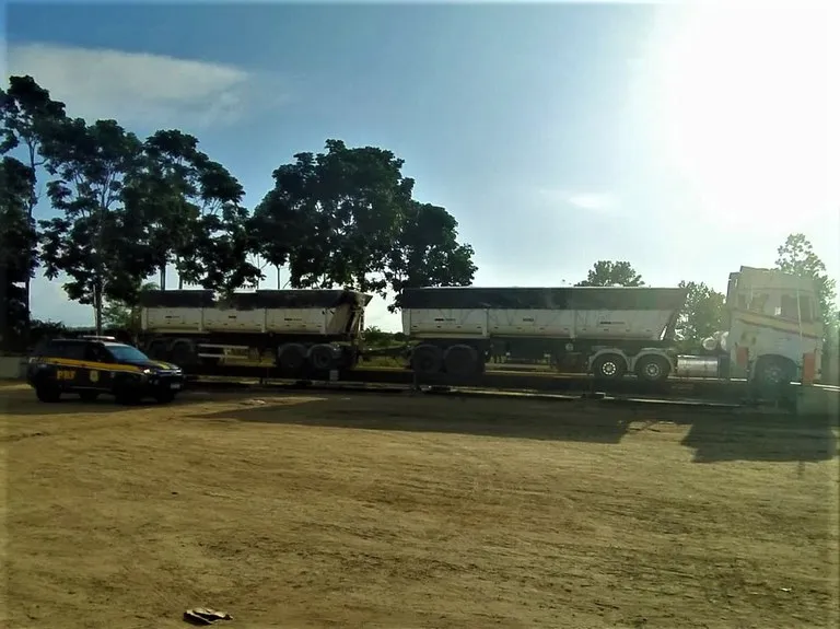 Caminhoneiro recebeu 23 pontos na CNH ao ser flagrado com 20 toneladas de excesso