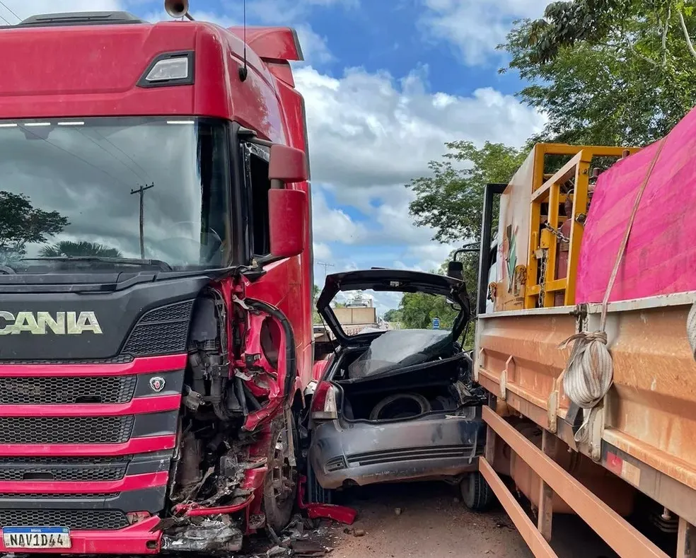 Motorista faz ultrapassagem arriscada e fica preso entre caminhão e carreta