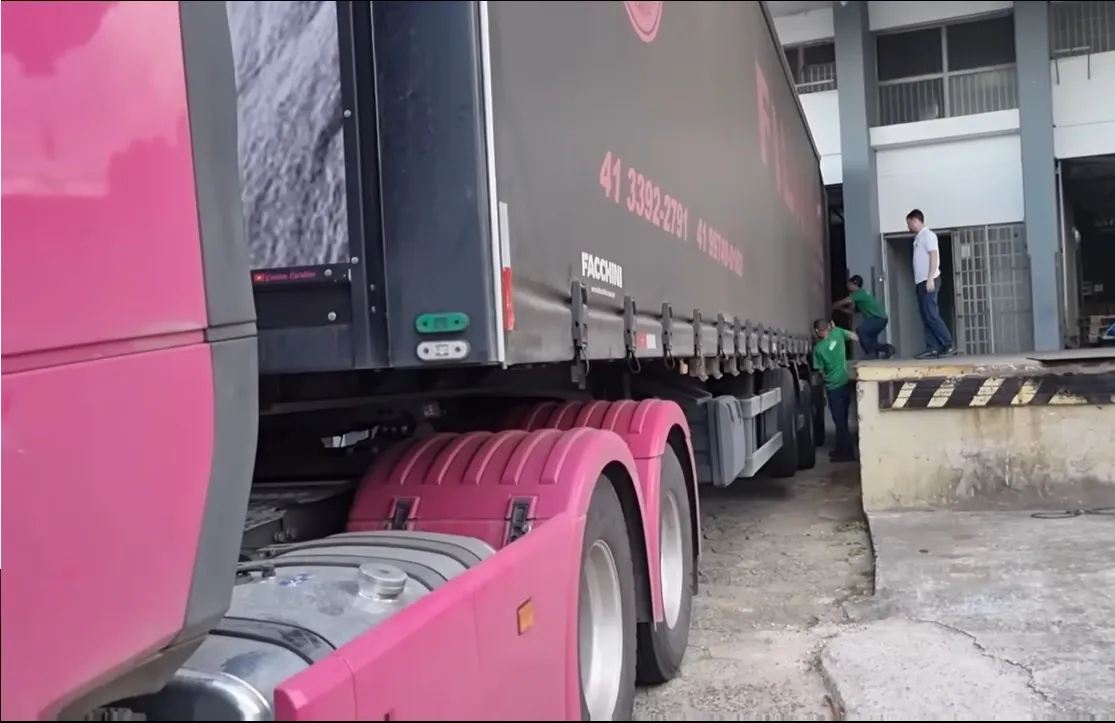 Caminhoneira Daiane faz manobra difícil em rua estreita