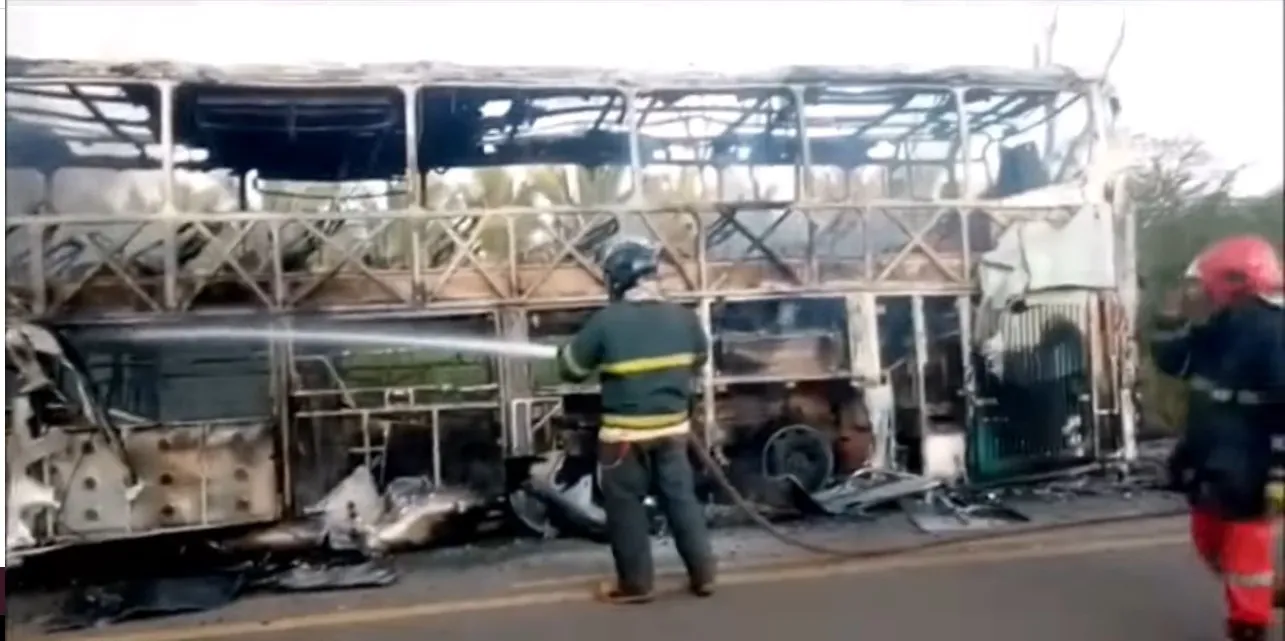 Onibus Pega Fogo Em Rodovia E Ninguem Para E Presta Socorro