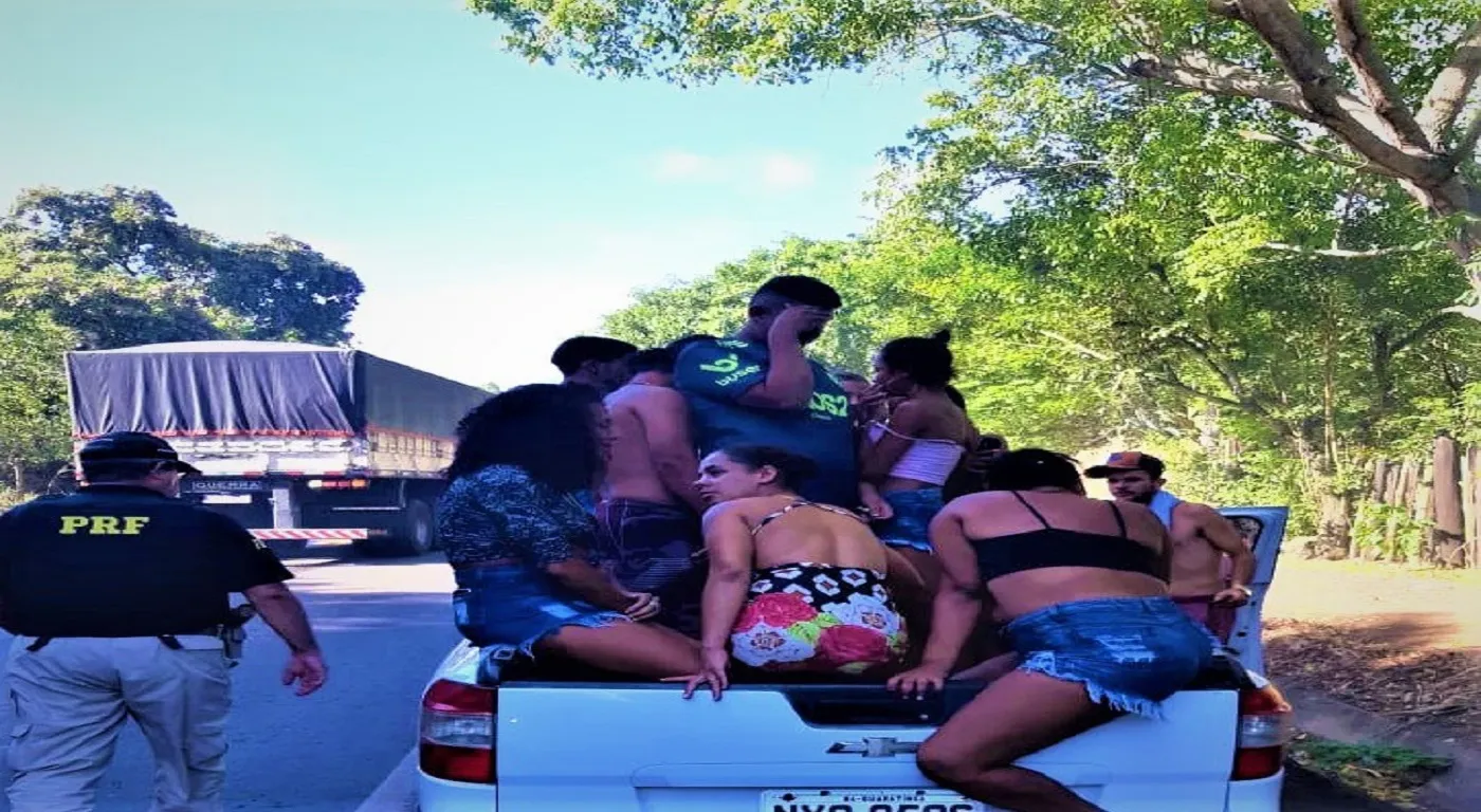 PRF esclarece se é permitido o transporte de pessoas em compartimento de cargas