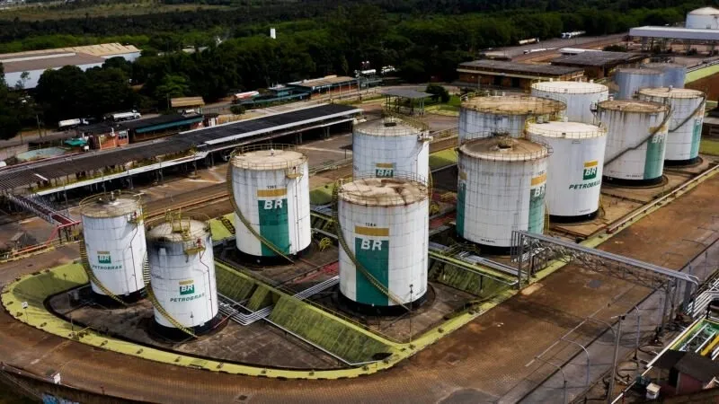 Petrobras reduz preço da gasolina nas refinarias a partir desta terça-feira