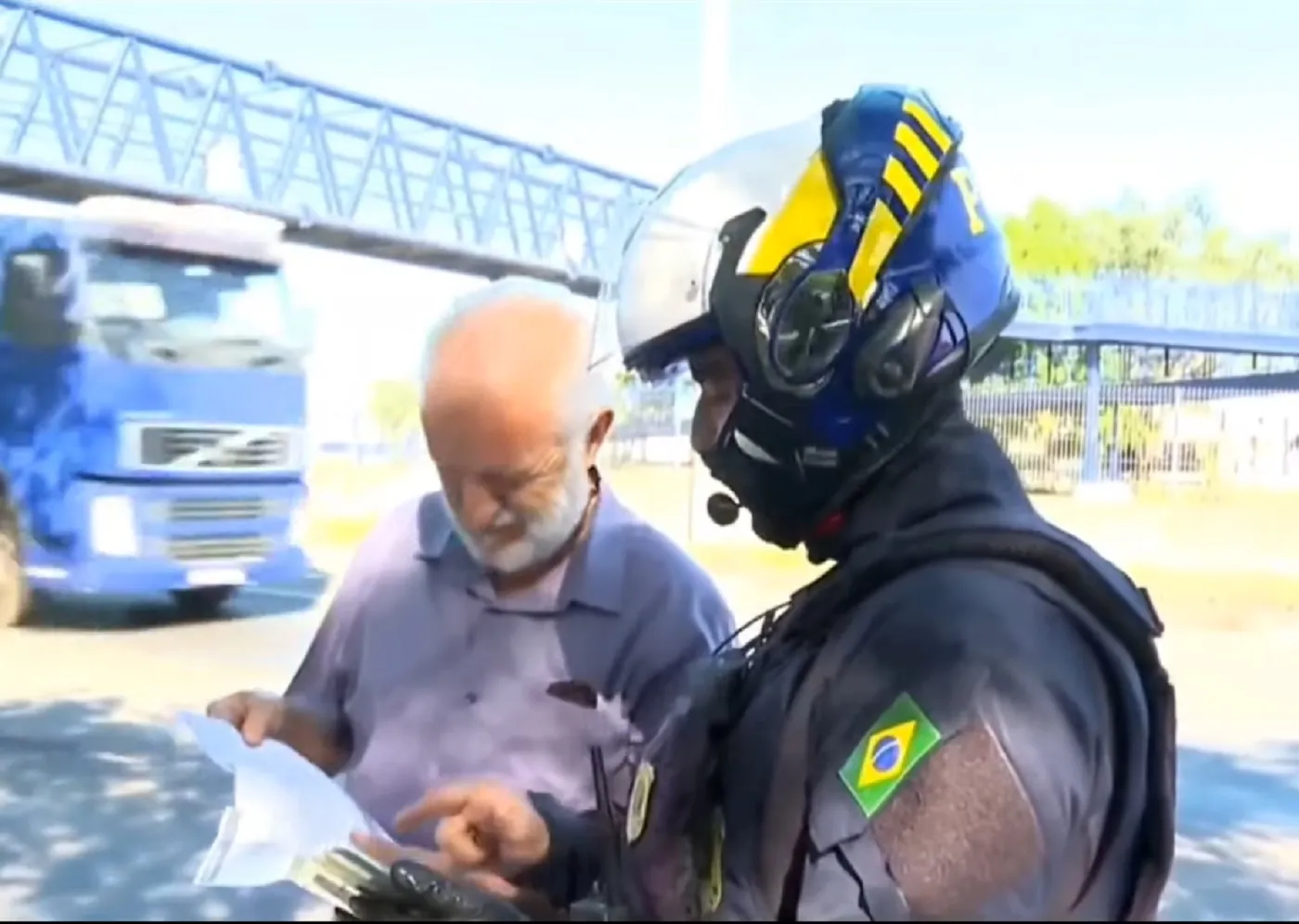 Idoso tem veículo apreendido pela PRF com documentação em dia