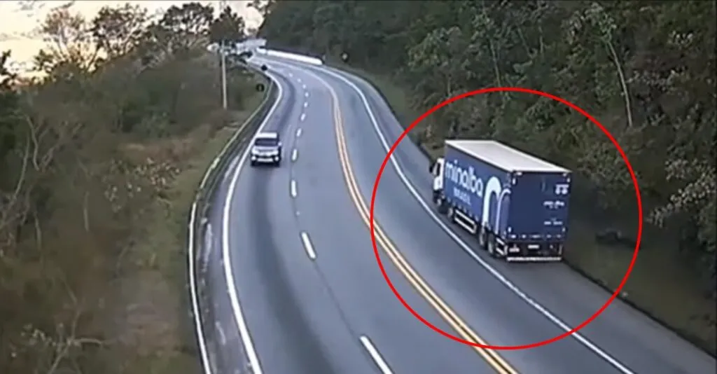 Caminhoneiro precisou tombar o caminhão sem freio para salvar a própria vida
