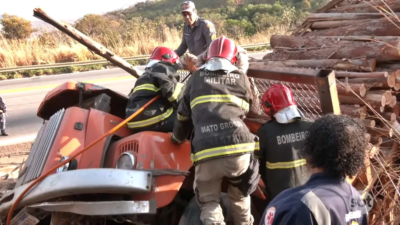 Motorista de caminhão fica prensado em cabine após acidente