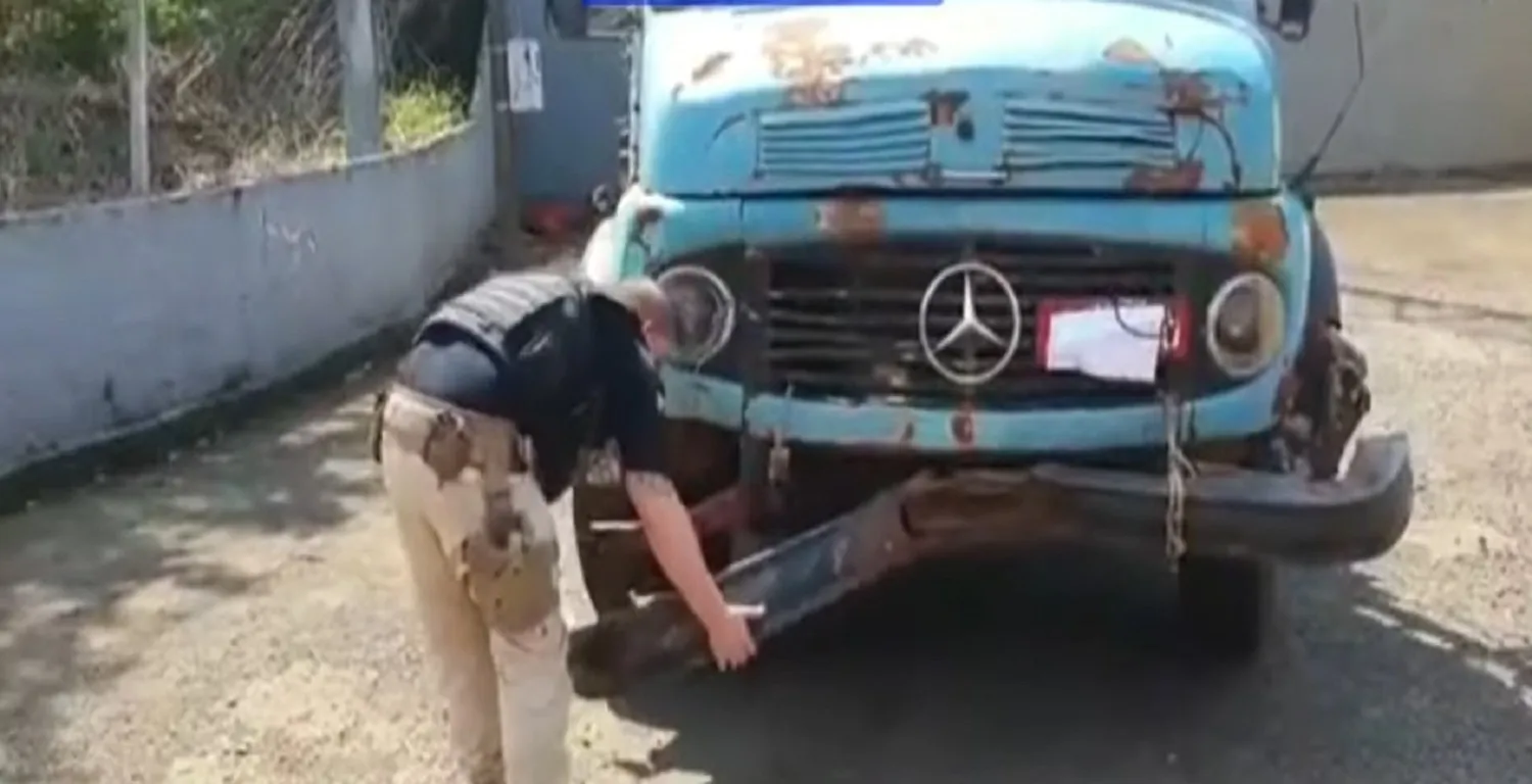 Caindo aos pedaços caminhão é apreendido pela PRF