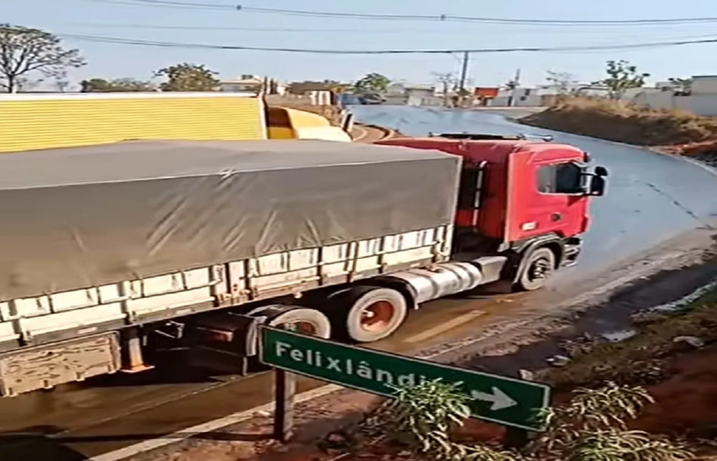 Caminhão Scania patina para subir ladeira carregada