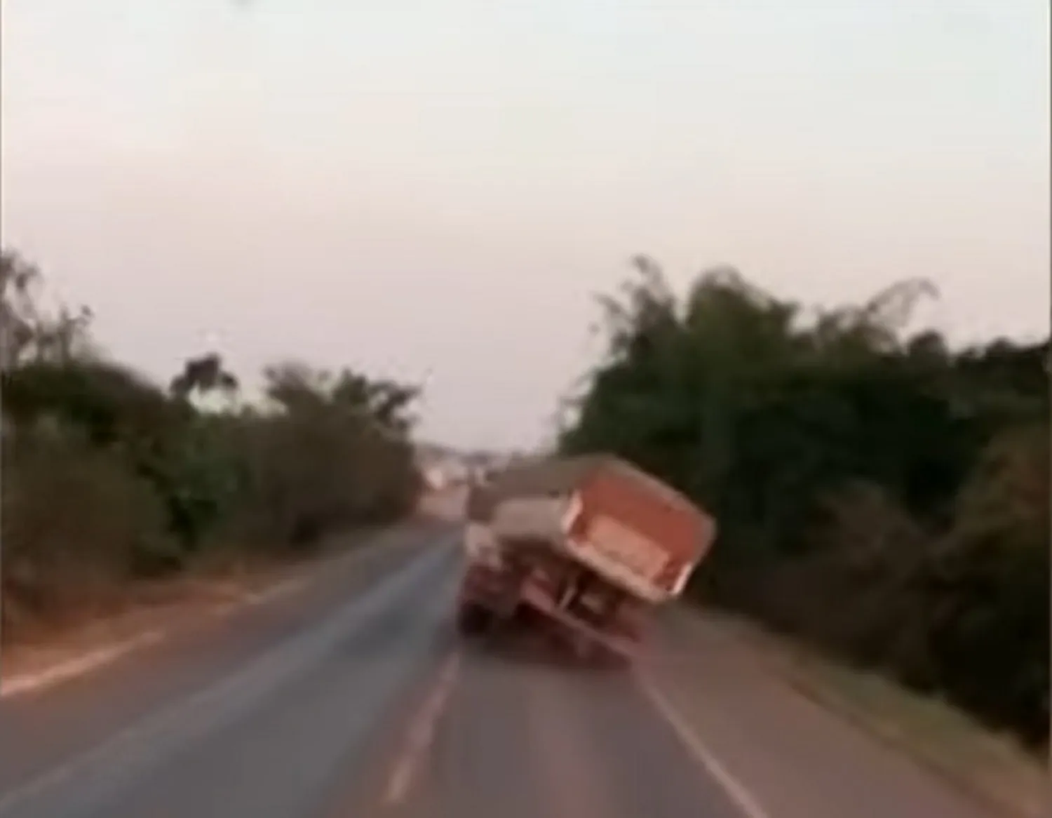 Demissão por Justa Causa: Caminhoneiro perde emprego por postar vídeo de manobras perigosas