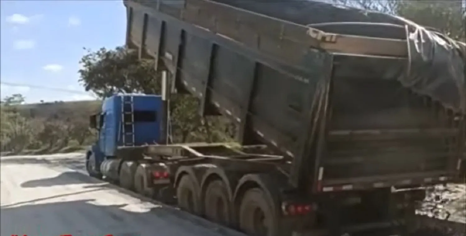 Caminhoneiro se revolta e joga carga no chão após a empresa não autorizar o descarregamento