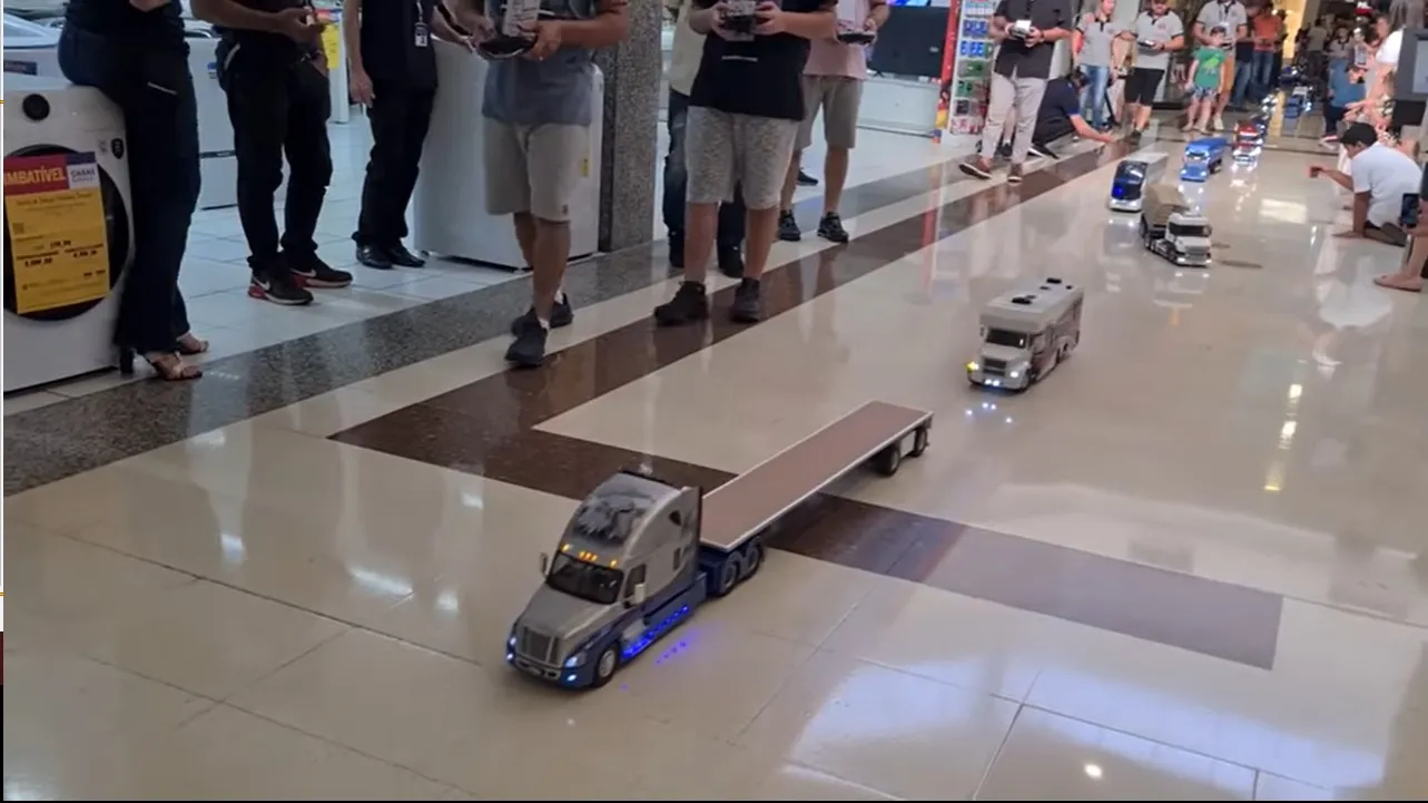 Conheça um festival de miniaturas de caminhões em um shopping de São Paulo