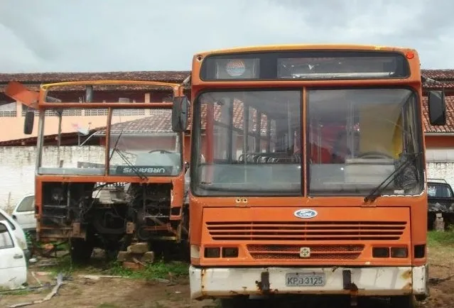 Os diversos modelos de ônibus da Ford no Brasil