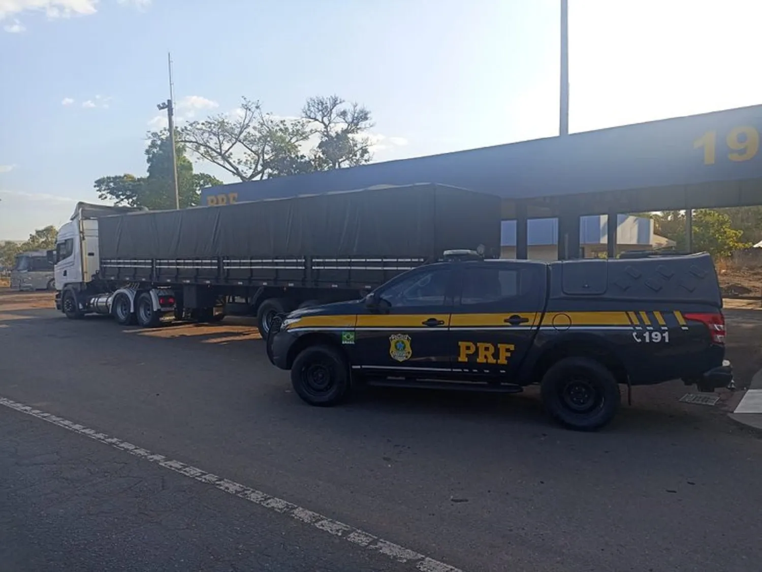 PRF flagra carreta adulterada e prende caminhão e motorista