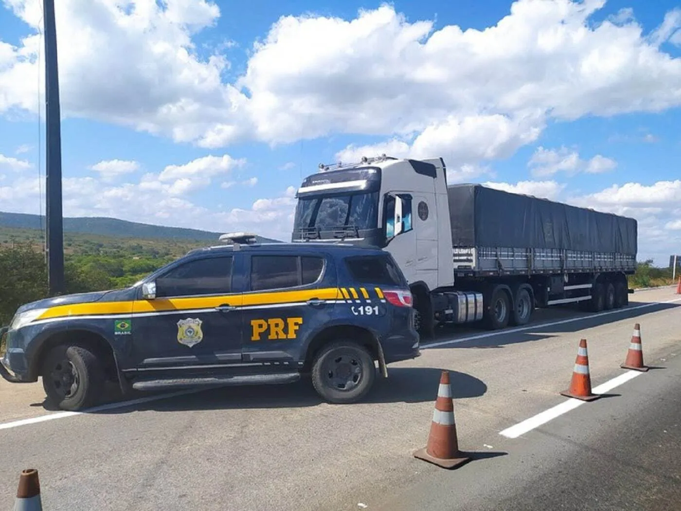 Polícia Rodoviária Federal apreende carga falsificada de calçados em Pernambuco