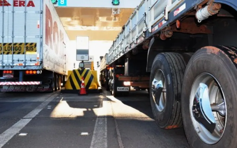 Por que os caminhoneiros trafegam com um conjunto de rodas levantadas?