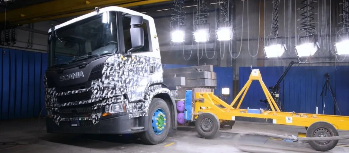 Scania faz teste de colisão para provar a eficácia do tanque de GNV