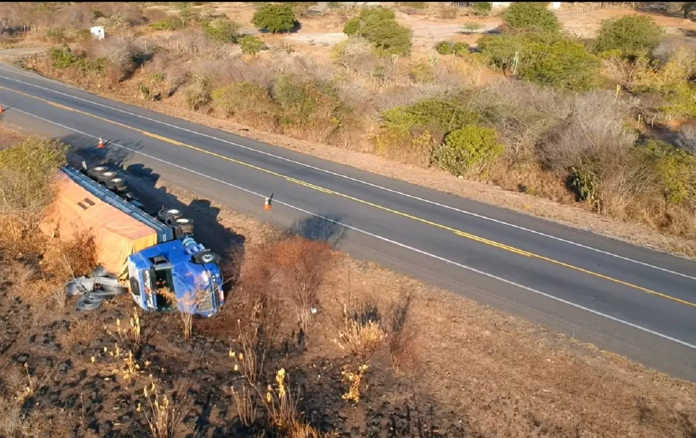 Veículo realiza ultrapassagem proibida e joga caminhão para fora da pista