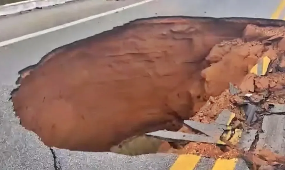 Uma verdadeira cratera se abre na BR-101 e ‘engole’ completamente um caminhão