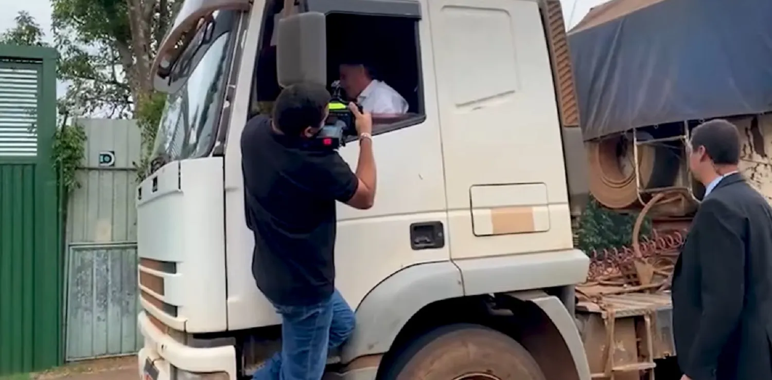 Bolsonaro dirige caminhão para ganhar votos da classe dos caminhoneiros