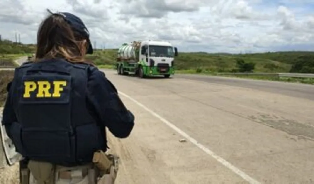 Caminhoneiro com a CNH suspensa é pego em flagrante pela PRF