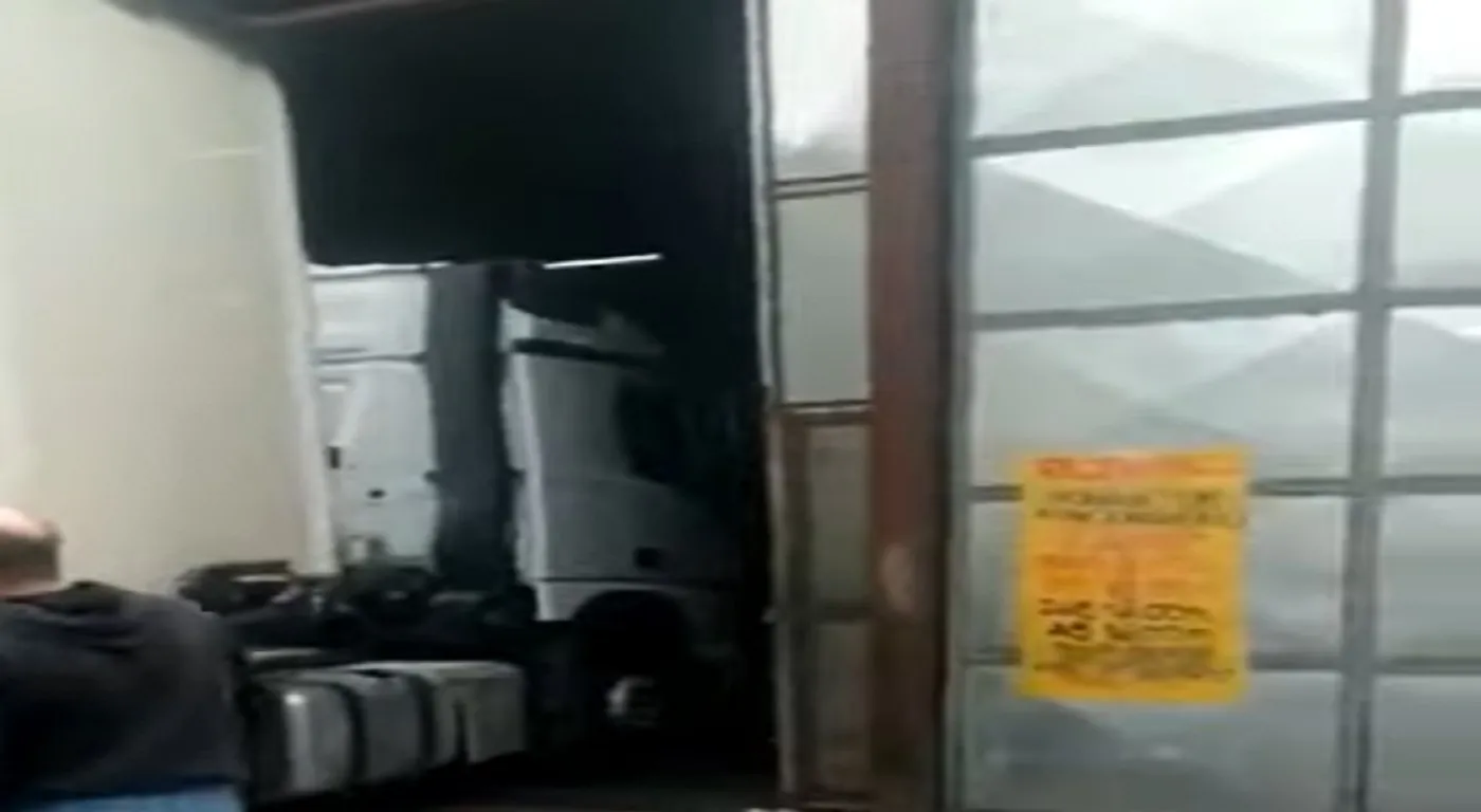 Caminhoneiro faz manobra incrível para entrar em transportadora