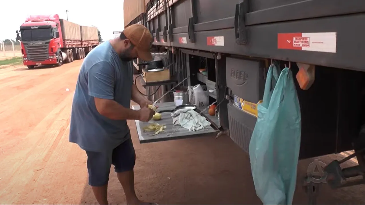 Caminhoneiro mostra como cozinhar na estrada