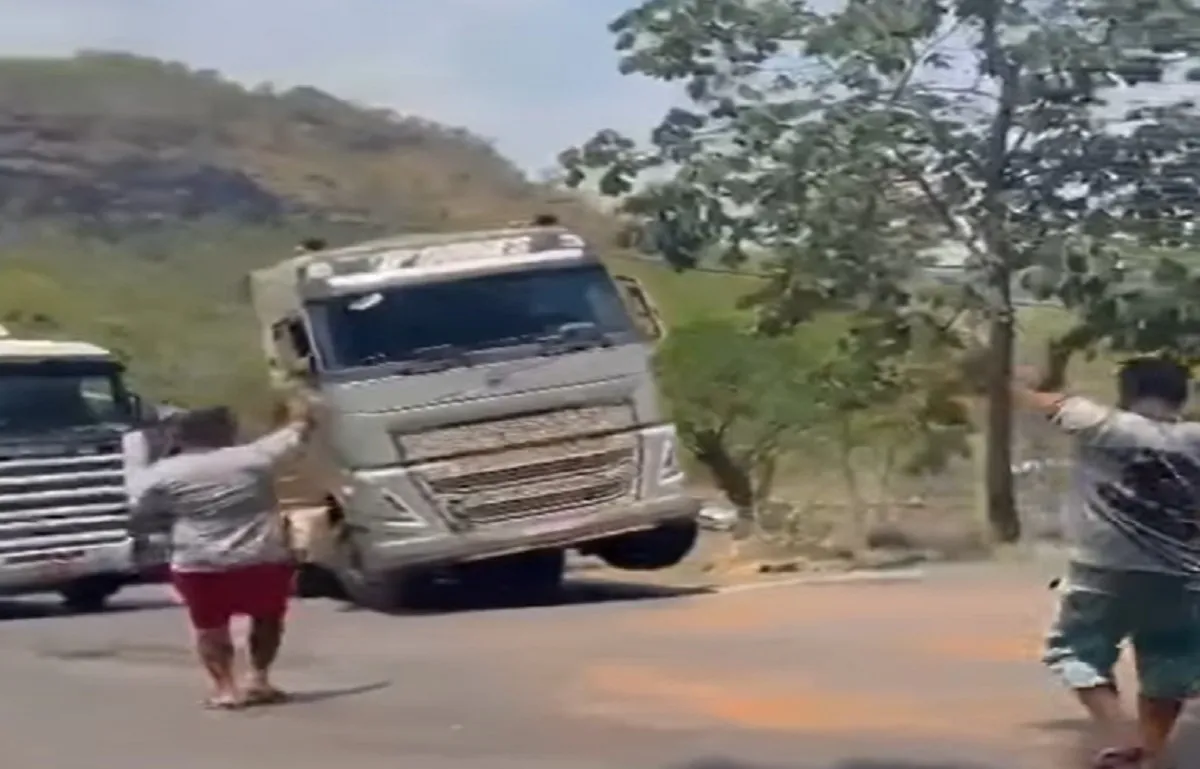 Caminhoneiro Quase Tomba Veiculo Ao Realizar Manobra Dificil