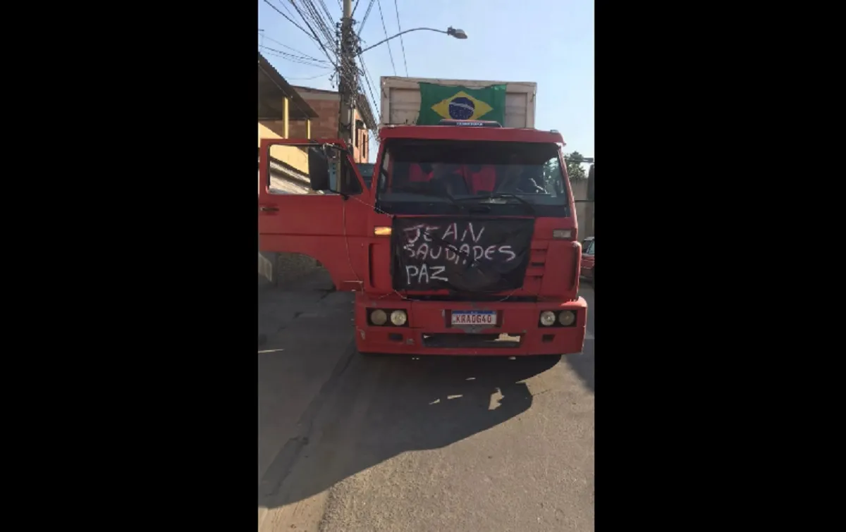 Caminhoneiros fazem homenagem a colega morto no Rio de Janeiro