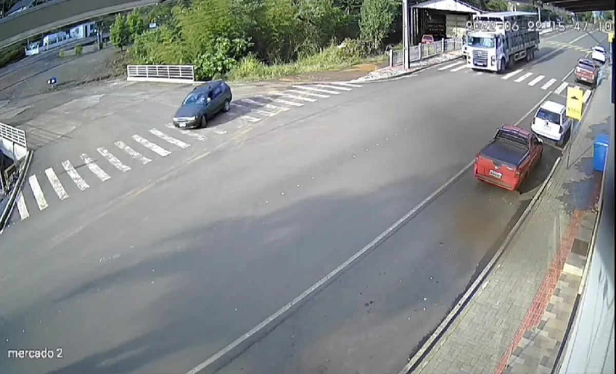 Motorista Faz Manobra Proibida E Bate Em Caminhao
