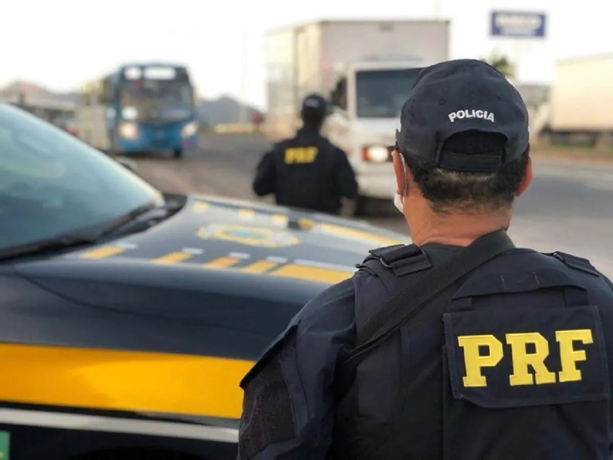 PRF flagra caminhão com placas adulteradas