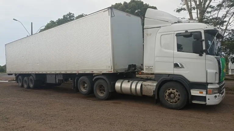 PRF recupera caminhão que estava sendo levado para fronteira