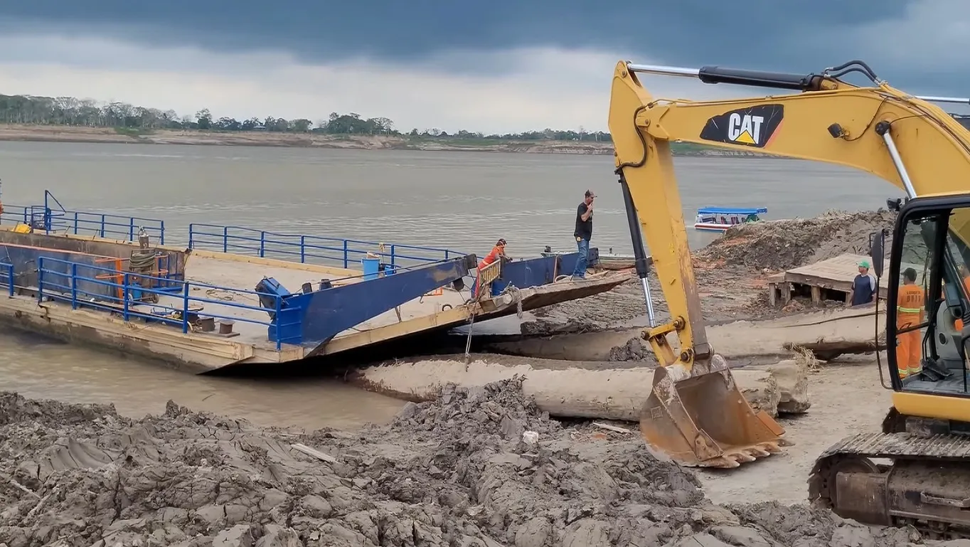 Vídeo de trator colocando balsa em caminhão carreta surpreende na BR-319