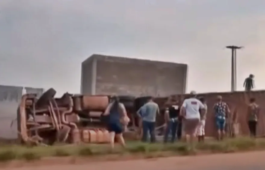 caminhão tombado