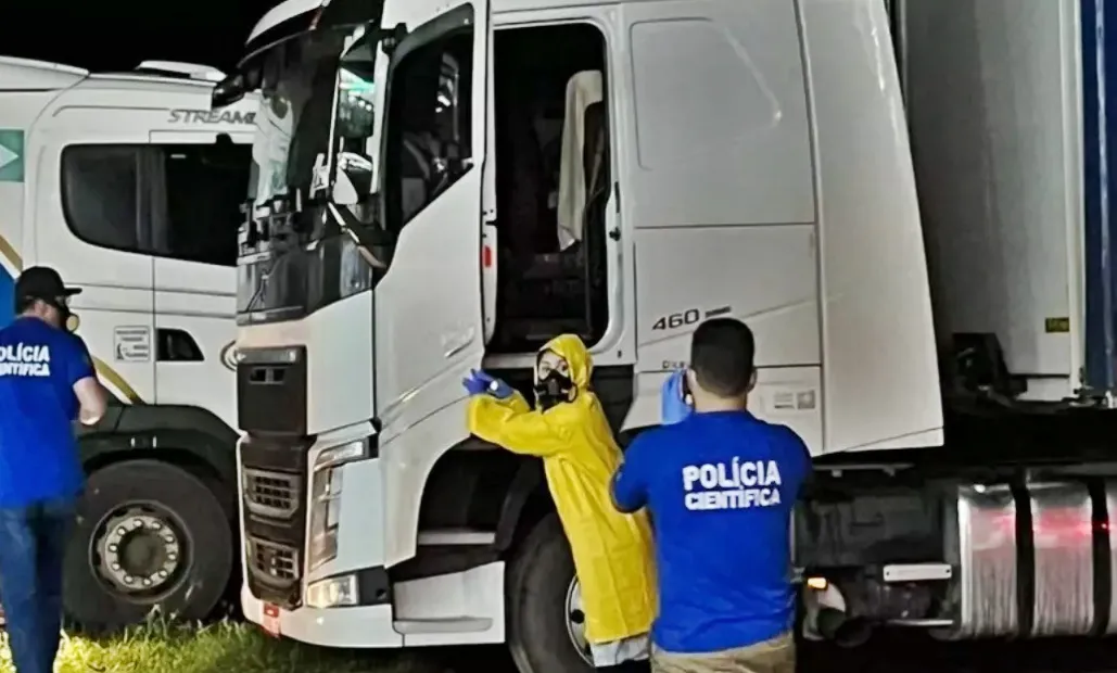 Caminhoneiro é encontrado morto dentro do próprio caminhão na fronteira