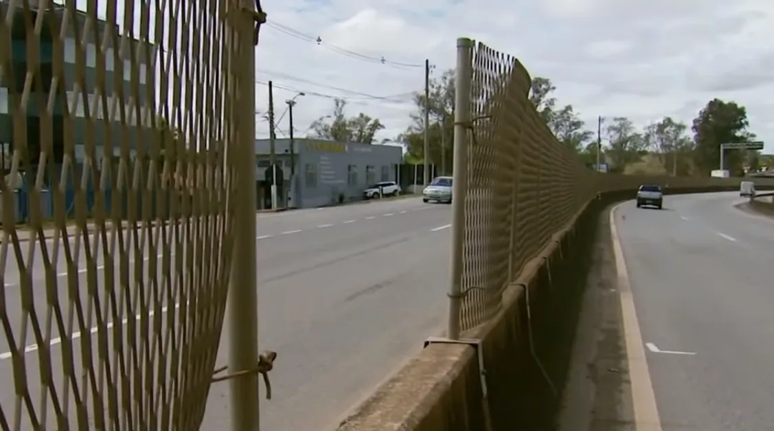 No município de Pouso Alegre, motoristas que passam pela BR-459 reclamam de grades soltas na Rodovia