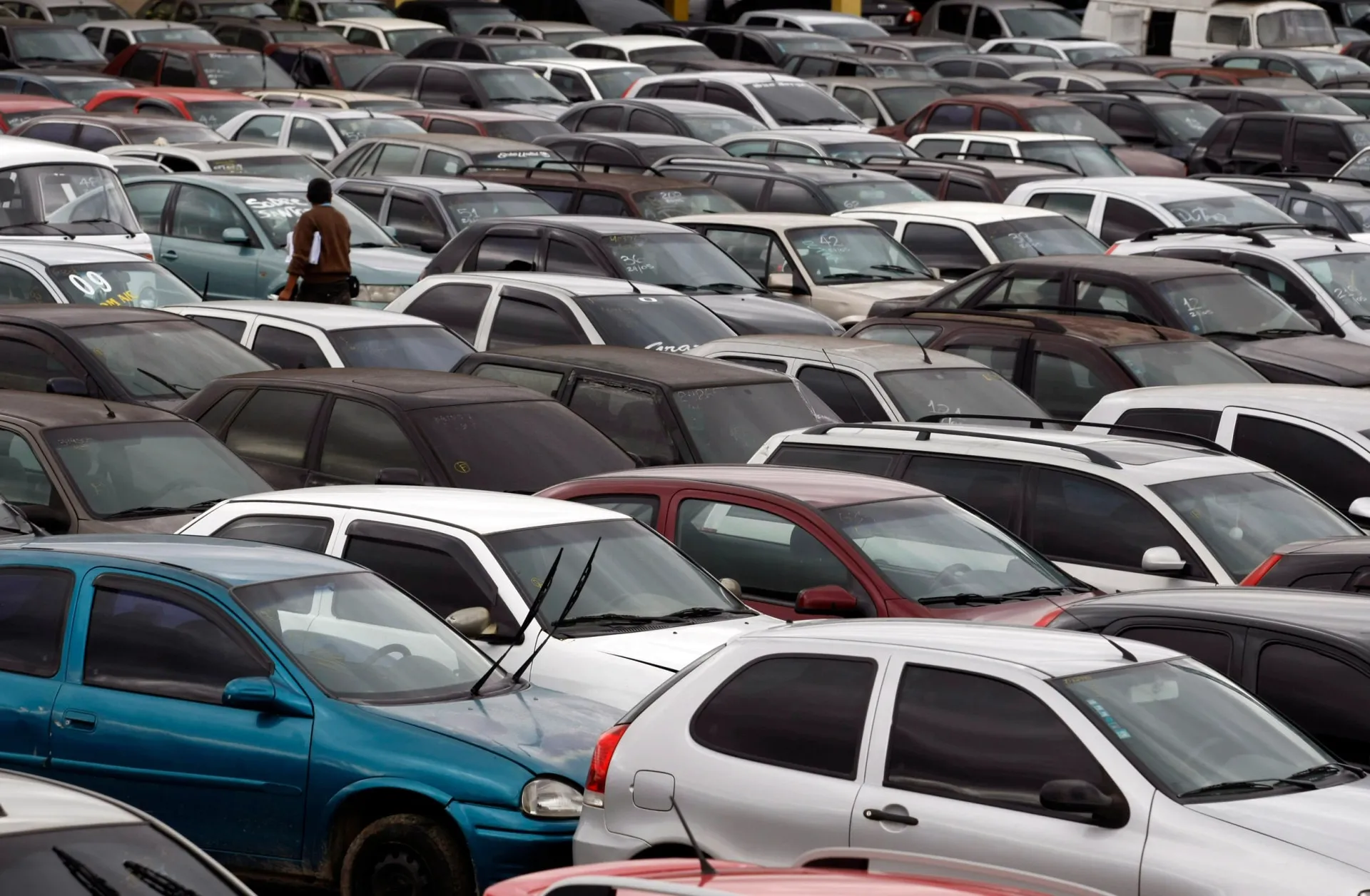 Carros com passagem por leilão será que valem a pena?