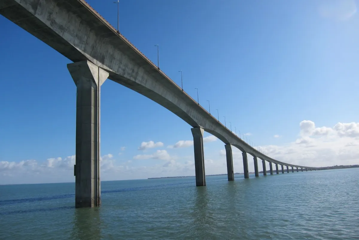 Veja como são feitas as pontes na água
