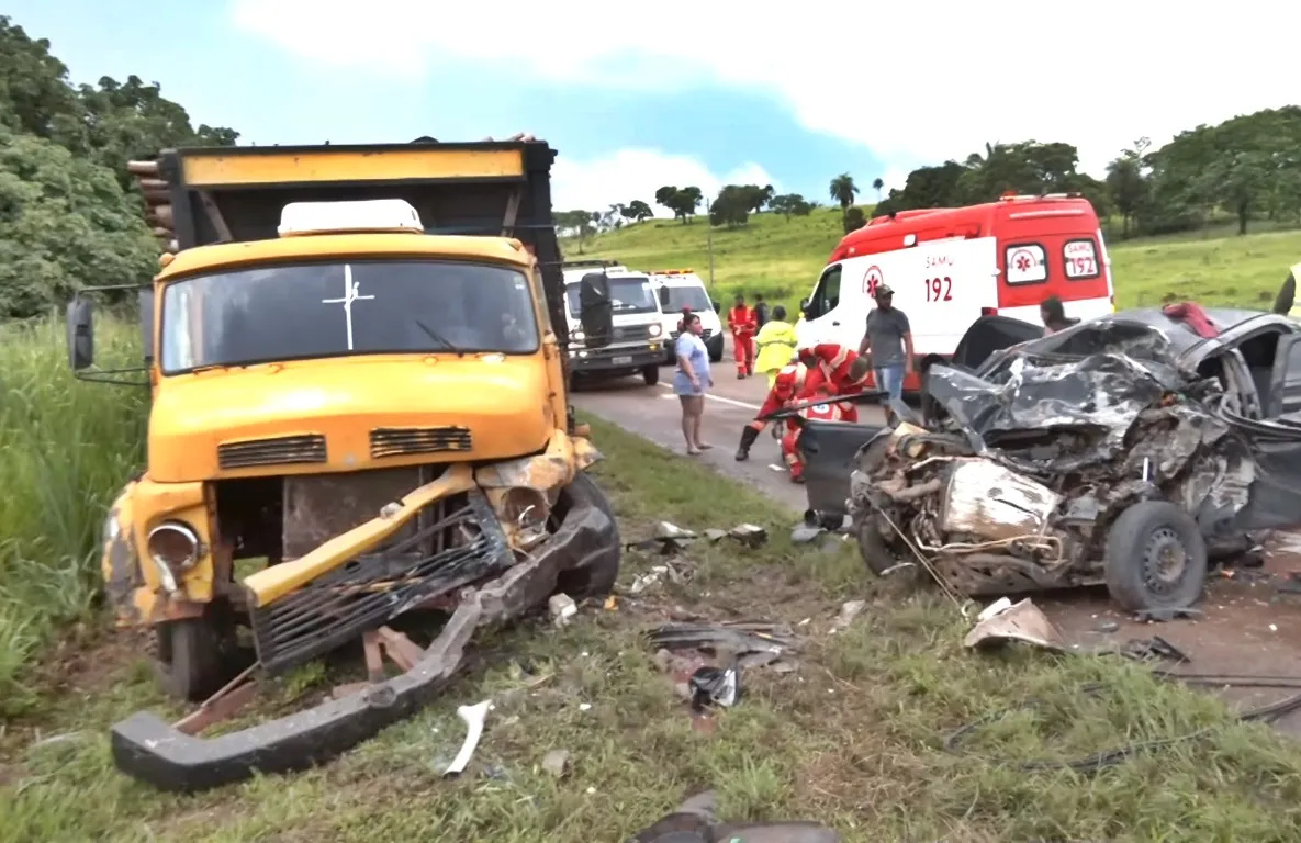 Colisão frontal entre carro e caminhão deixa 3 vítimas em estado grave na MT 130 em Rondonópolis
