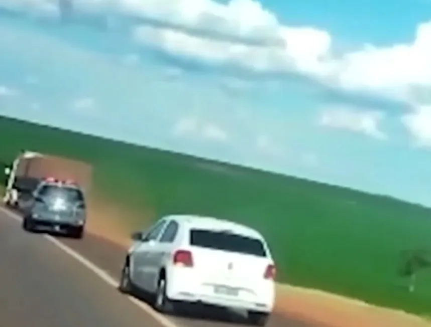 Motorista de carreta roubada pula de veículo em movimento para escapar da polícia