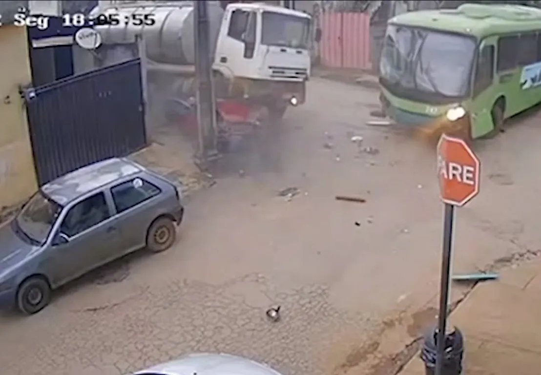 Caminhão desgovernado esmaga carro e bate em ônibus
