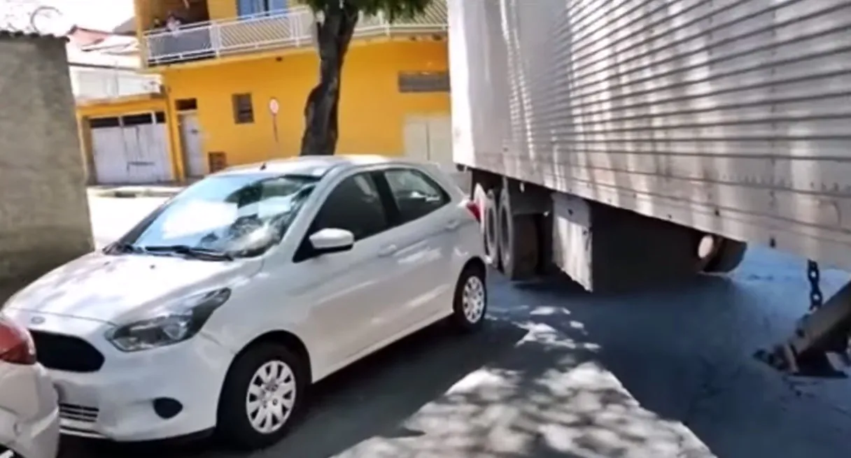 Carro impede a passagem de caminhão e motorista passa sufoco
