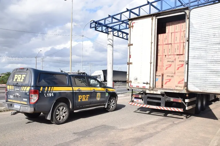 PRF flagra comboio de caminhão transportando mais de 2 milhões de maços de cigarros contrabandeados