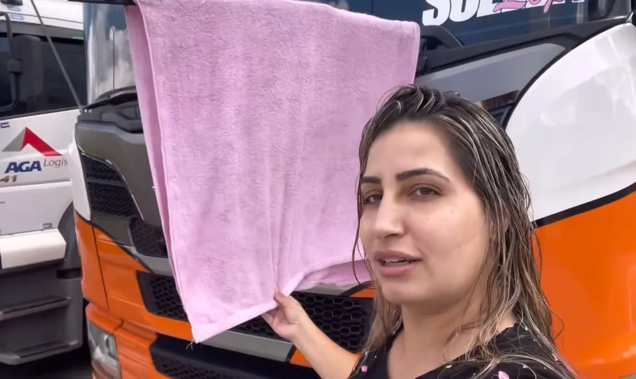 Caminhoneira Suelen mostra como secar as roupas na estrada
