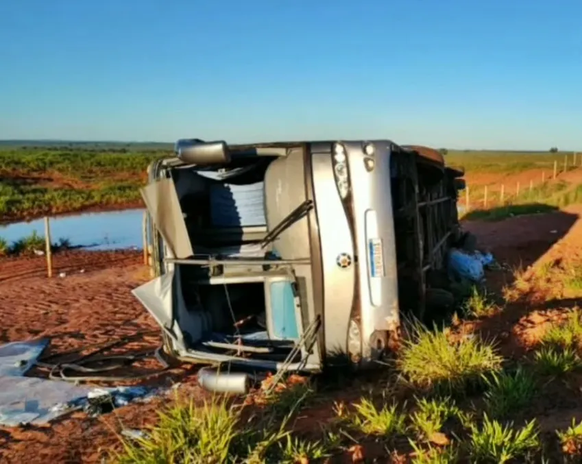 Ônibus fechado por carreta tomba na MS-040