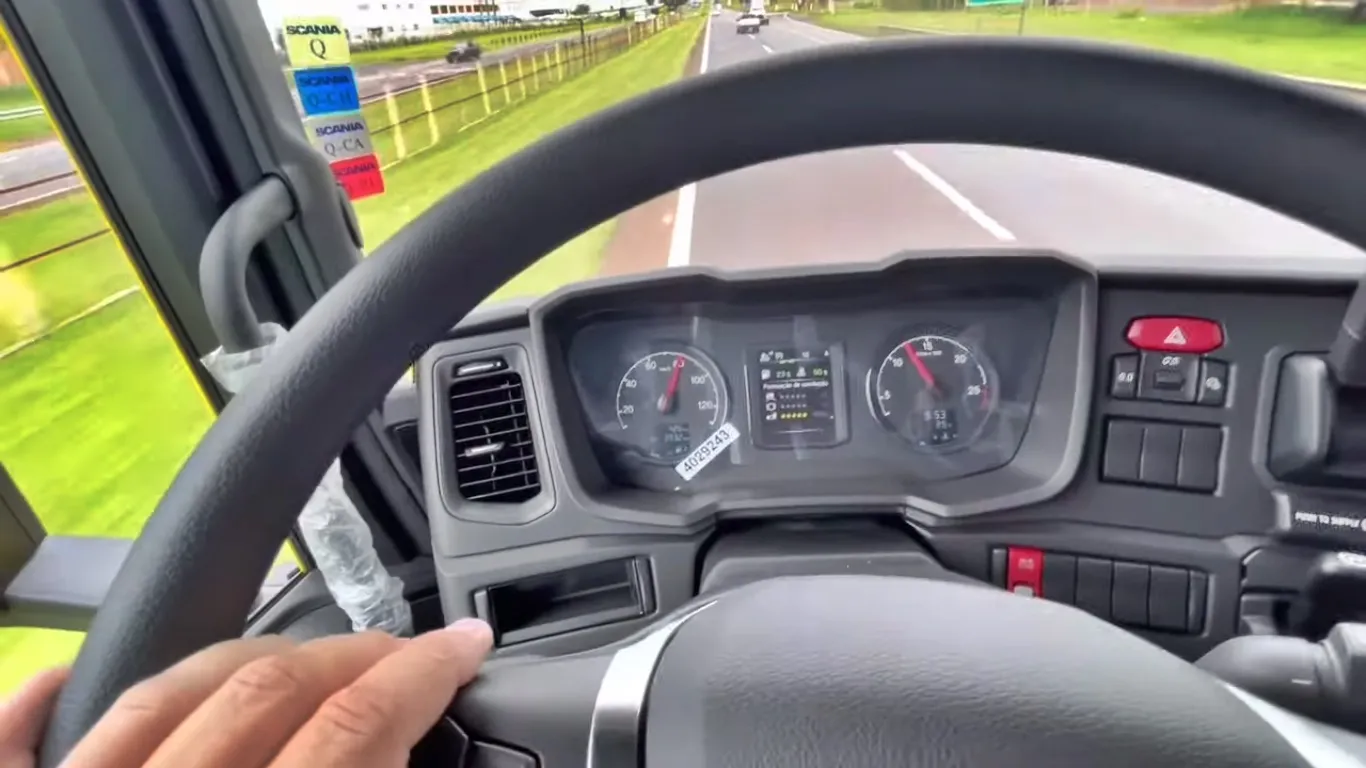 Aprenda usar o piloto automático com previsão ativa da Scania